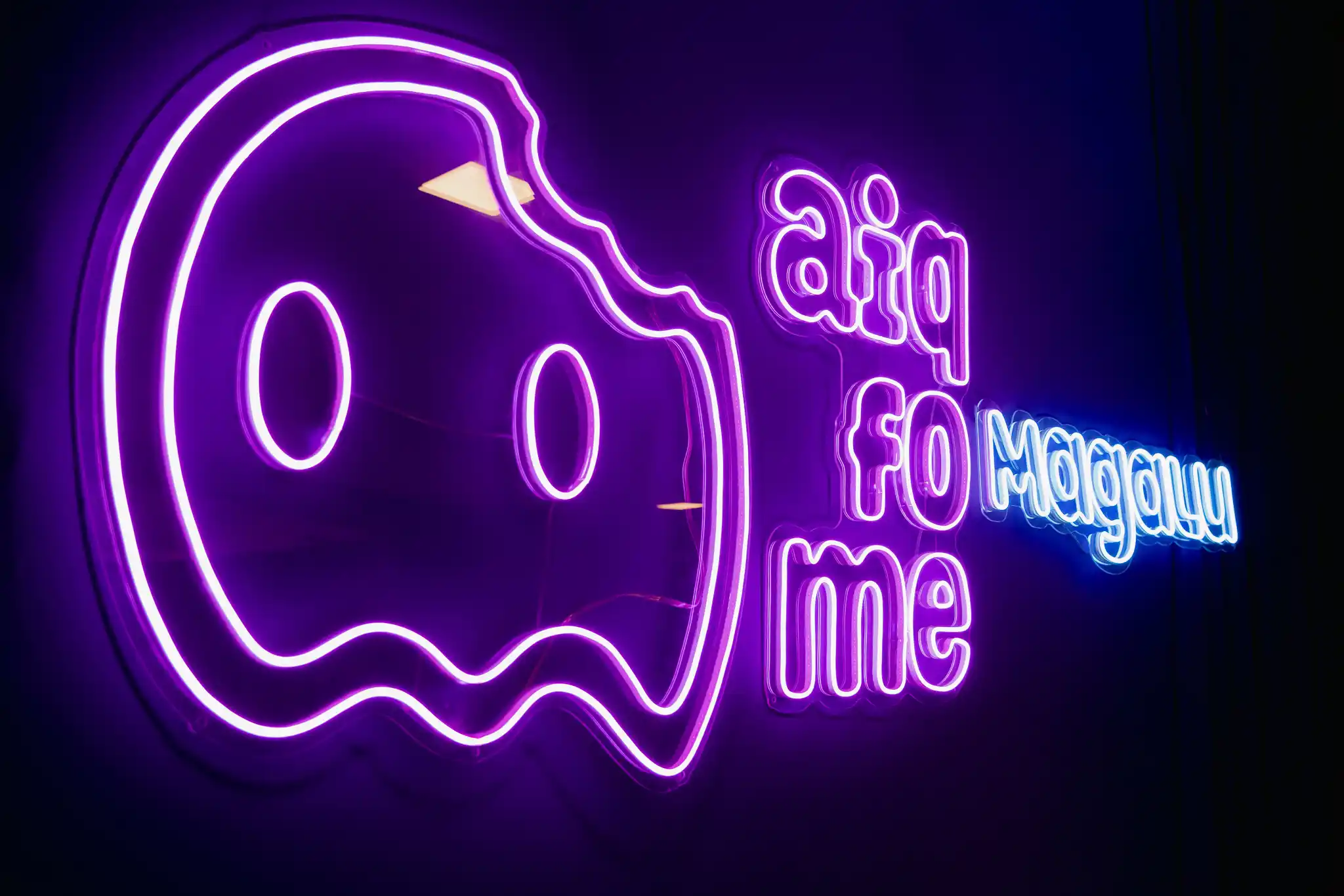 Instalação de luz neon do evento Aiqfome Da Licença produzido pela Glue