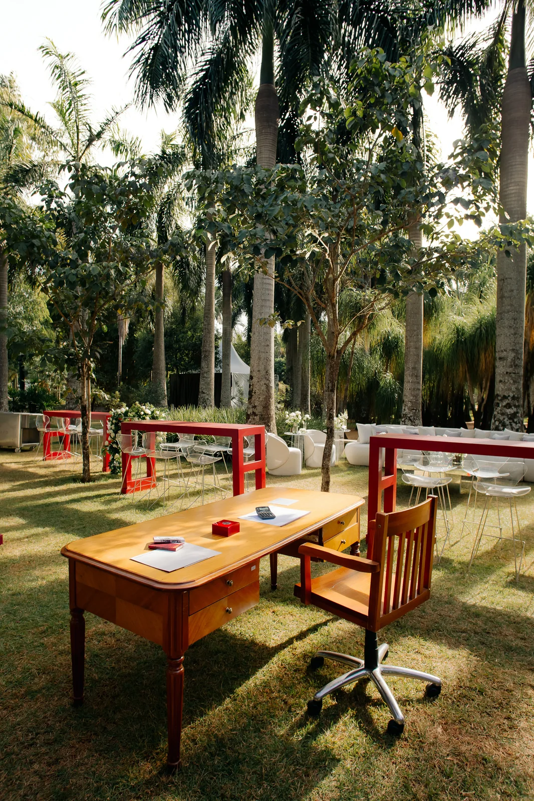 Mesa e objetos do museu a céu aberto